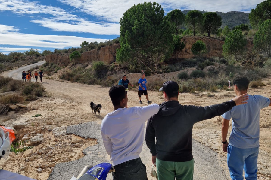 Los tres chicos de Alácera señalan la ruta a los senderistas