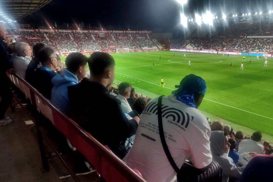 Jóvenes de Alácera asisten a un partido de fútbol