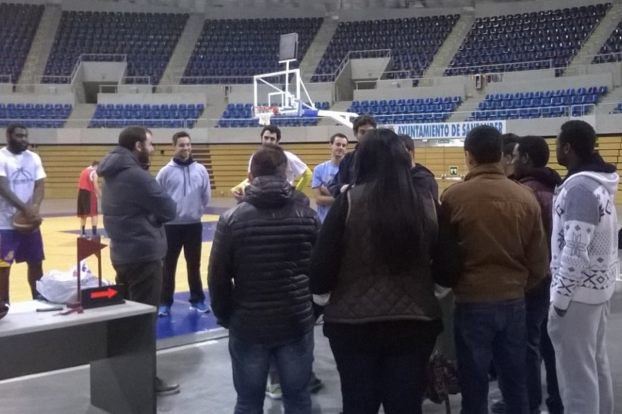Menores del centro de primera acogida ‘El Acebo’ participan en un entrenamiento del Cantbasket de Santander