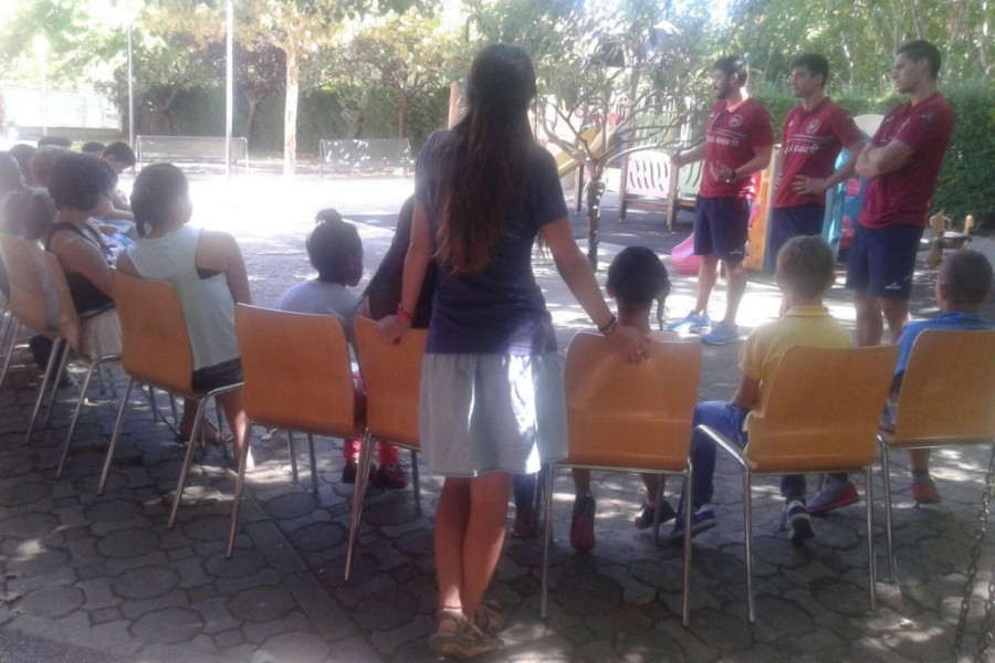 Jugadores del Club Balonmano Ciudad de Logroño-Naturhouse visitan a los menores del Centro Infantil ‘La Cometa’