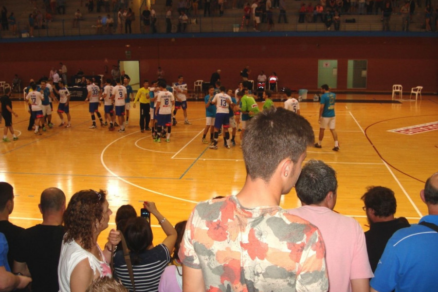 Los menores del centro educativo ‘La Zarza’ de Abanilla (Murcia) asisten a un partido de balonmano de la Liga Asobal