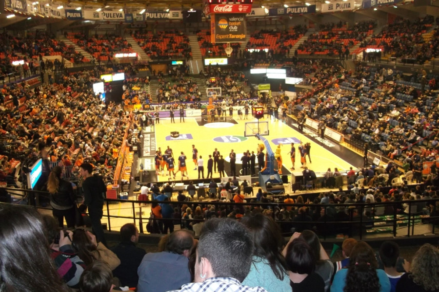 Menores de los centros ‘Campanar’, ‘Pi i Margall’ y ‘Mariano Ribera’ asisten a un partido del Valencia Basket