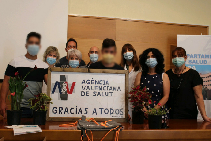 Los jóvenes de la residencia ‘La Villa’ de Villena (Alicante) agradecen su labor al equipo del Hospital de Elda con varios obsequios de elaboración propia