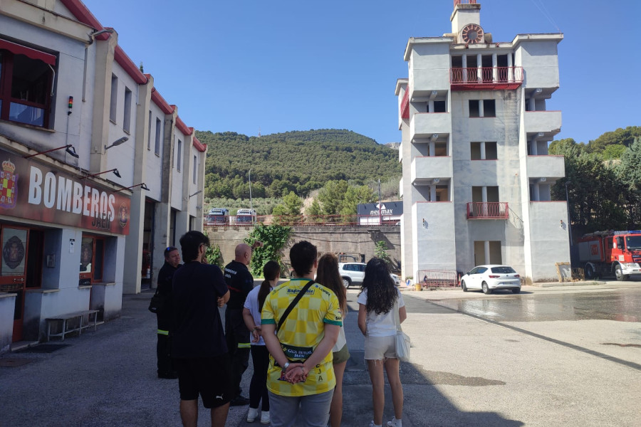 Jóvenes del SIMA Jaén durante su visita a las instalaciones del Parque de Bomberos de la ciudad