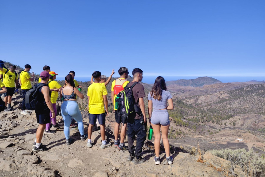 El grupo de participantes observa la isla de Gran Canaria desde el Mirador Pinos de Gáldar