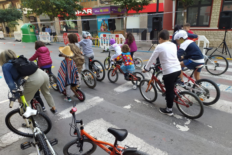 Un grupo de niños y niñas participantes en la carrera