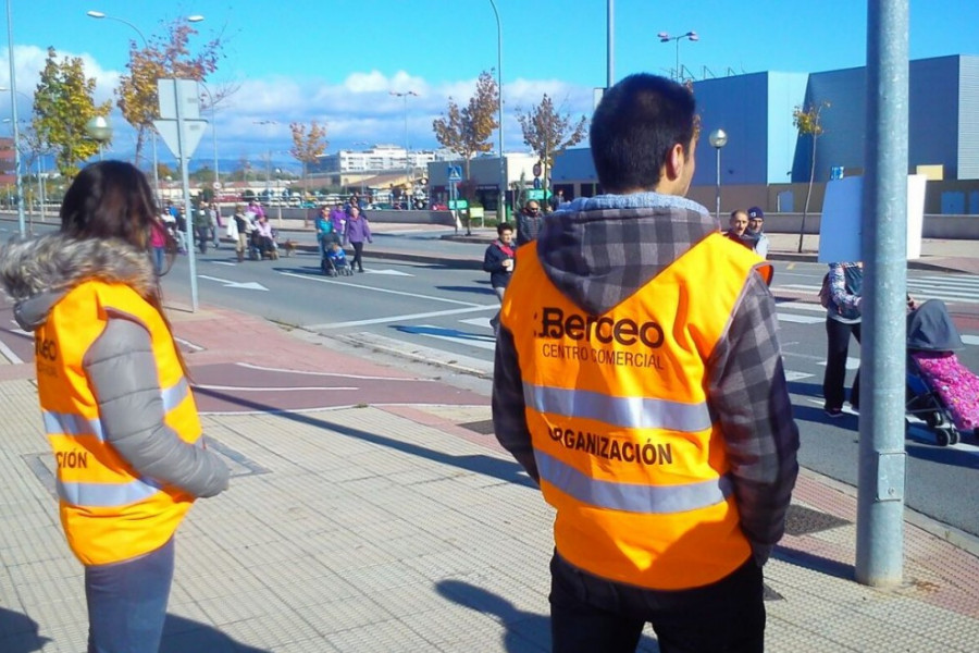 Los jóvenes del centro ‘Virgen de Valvanera’ de Logroño colaboran como voluntarios en una carrera solidaria para promover la integración social