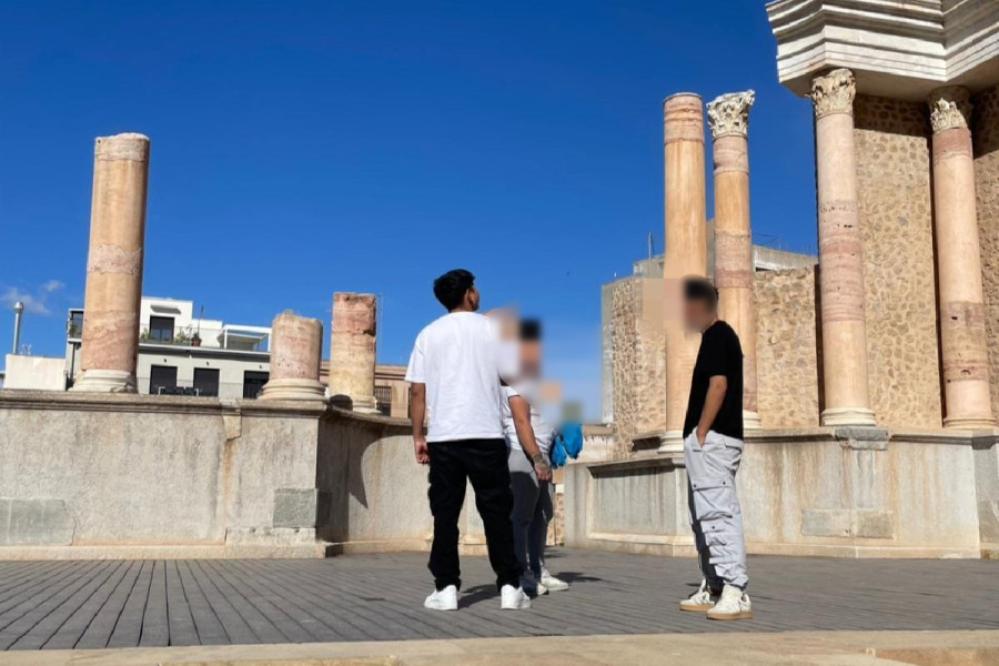 Los tres jóvenes, durante la ruta por Cartagena