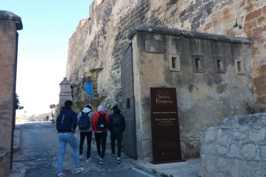 El castillo de Santa Bárbara protagoniza el nuevo taller cultural realizado por los jóvenes atendidos en el Hogar ‘La Atalaya’ de Villena (Alicante)