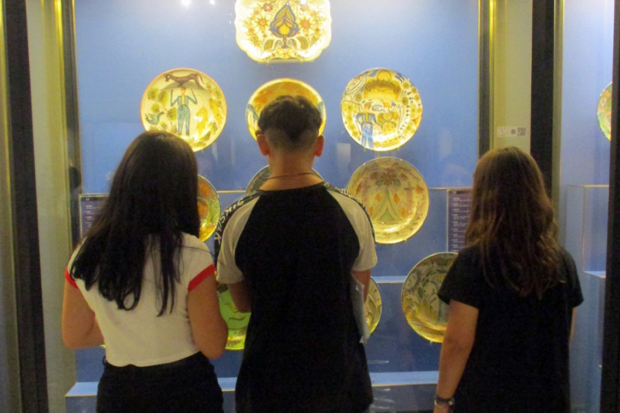 Jóvenes de las residencias de acogida de la provincia de Valencia se adentran en la artesanía y la historia gracias al Museo Nacional de Cerámica