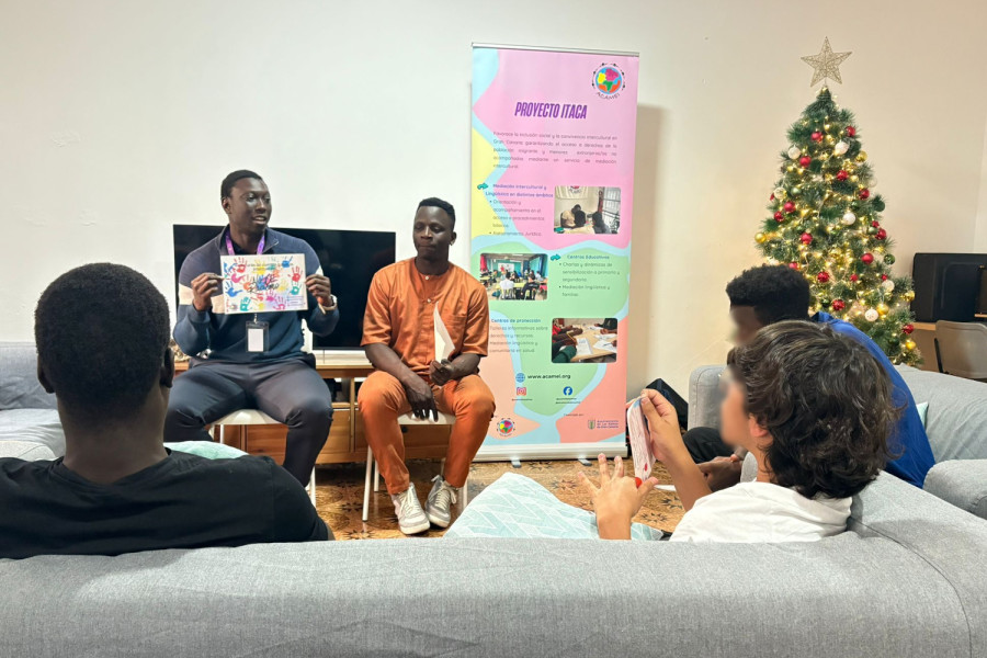 Los dos mediadores de ACAMEI, durante la charla