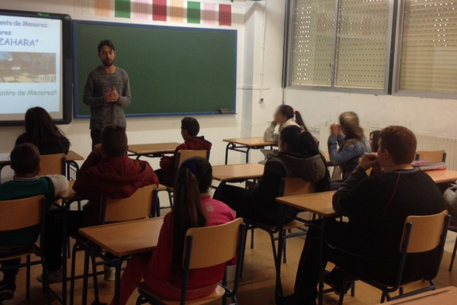 Profesionales del centro ‘Medina Azahara’ de Córdoba imparten una charla de prevención y sensibilización a menores de Secundaria