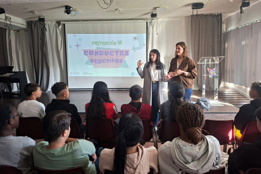 La concejala Carla Campoamor y la profesional de Fundación Diagrama, durante la charla