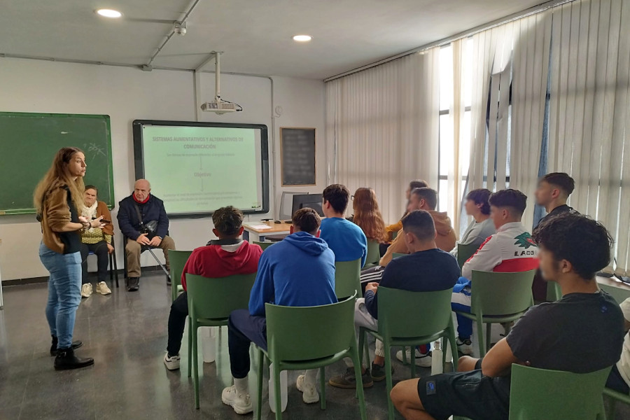 La trabajadora social de CEOM y los dos usuarios hablan con los chicos y chicas de Las Moreras