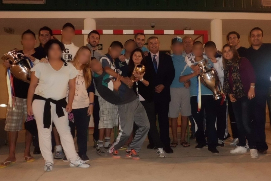 Los menores del centro ‘Ciudad de Melilla’ levantan los trofeos de la Selección Española de Fútbol