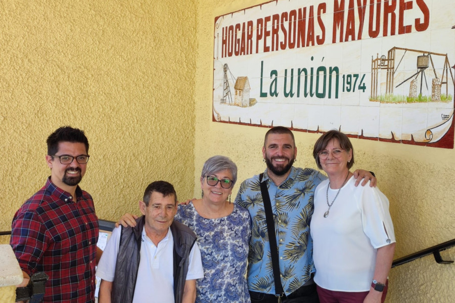 Representación del centro Cristo de Los Mineros y del Hogar del Pensionista de La Unión a las puertas de este último recurso 