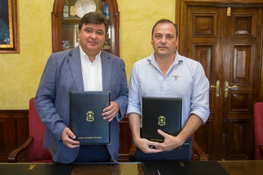 Gabriel Cruz, alcalde de Huelva, y Antonio Moreno, coordinador del Programa 'Labora' de Fundación Diagrama