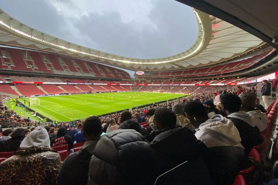 Jóvenes de los CPA 'Acacias' y 'Vista Alegre' de Madrid en el Estadio Metropolitano