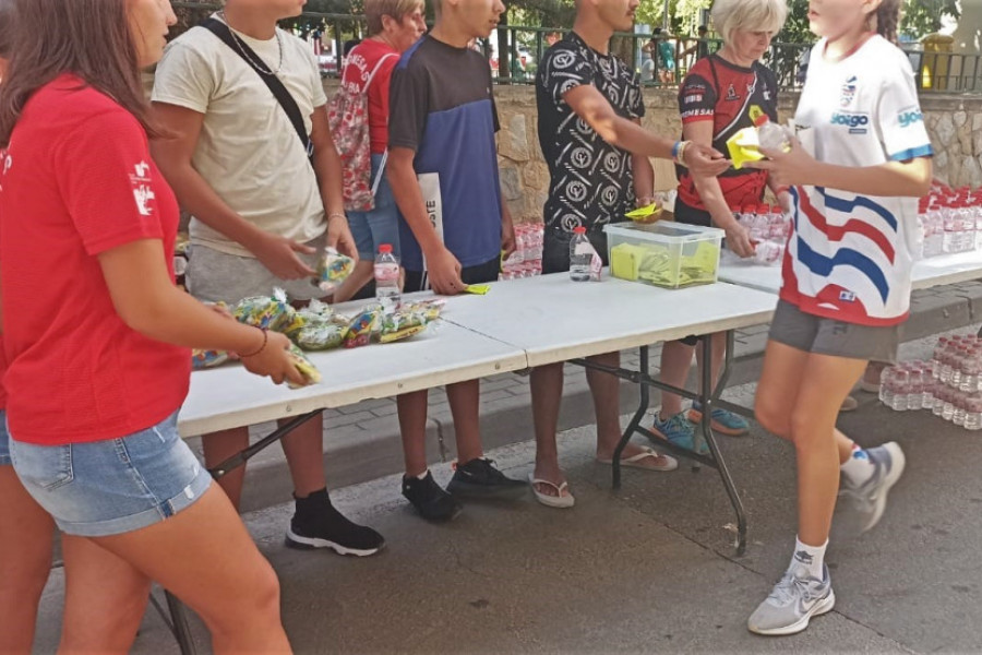 Tres jóvenes de la residencia de acogida ‘La Atalaya’ realizan tareas de voluntariado en el Cross Nocturno Ciudad de Villena