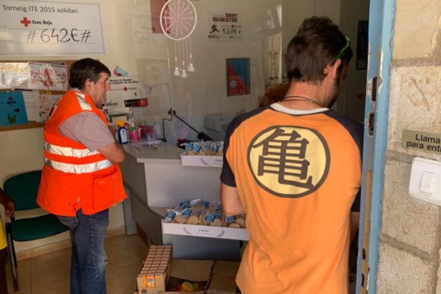 Jóvenes del Programa Singulars Montsià colaboran en una recogida de alimentos organizada por Cruz Roja en beneficio de familias en situación vulnerable