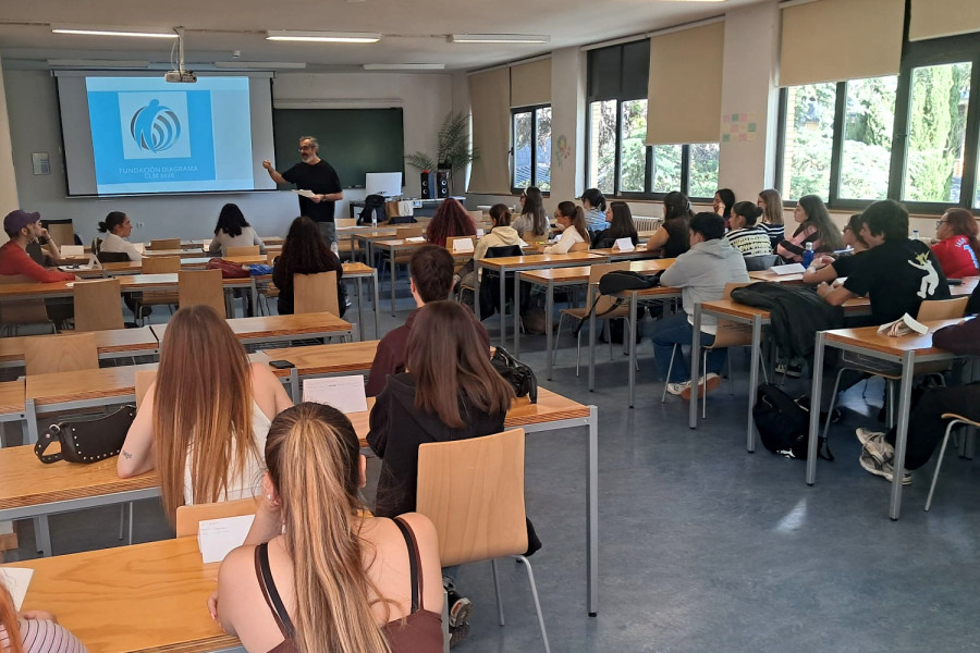 Javier Núñez imparte una charla profesional a alumnado de la UCLM