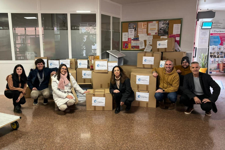 El equipo de la Fundación en Valencia, con algunas de las cajas de productos que se han donado