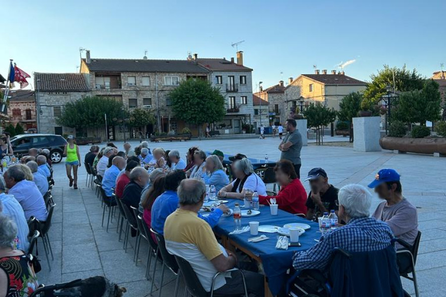 Mayores cenando en la plaza del ayuntamiento de El Berrueco