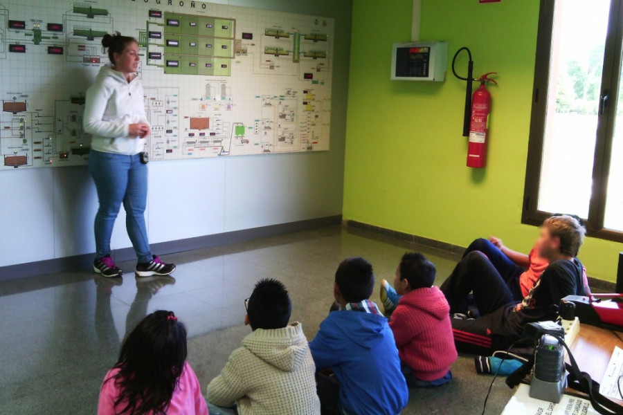 Menores del centro de día ‘La Cometa’ aprenden a cuidar el medio ambiente en la depuradora de agua de Logroño