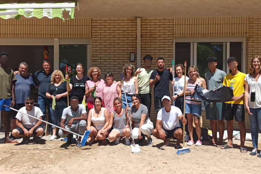 El equipo de limpieza de la guardería, entre los que se encuentran los jóvenes del centro