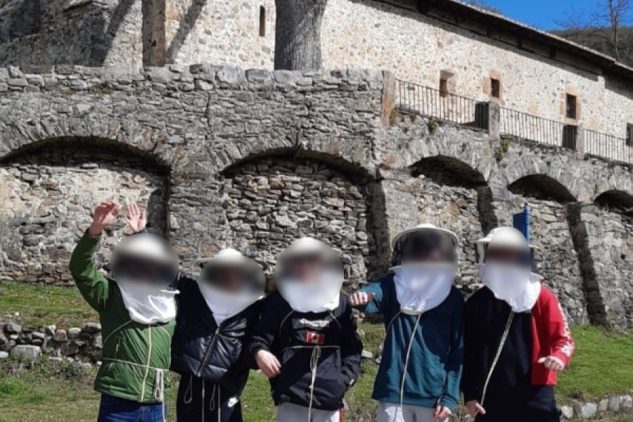 Las personas jóvenes atendidas en el centro ‘Virgen de Valvanera’ de Logroño descubren la labor que se realiza en las explotaciones apícolas 