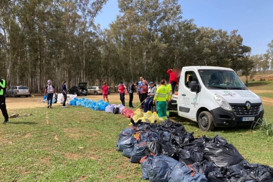 Los menores atendidos en el centro ‘El Limonar’ de Alcalá de Guadaíra (Sevilla) colaboran en una actividad de voluntariado medioambiental en la localidad. Fundación Diagrama. Andalucía 2022