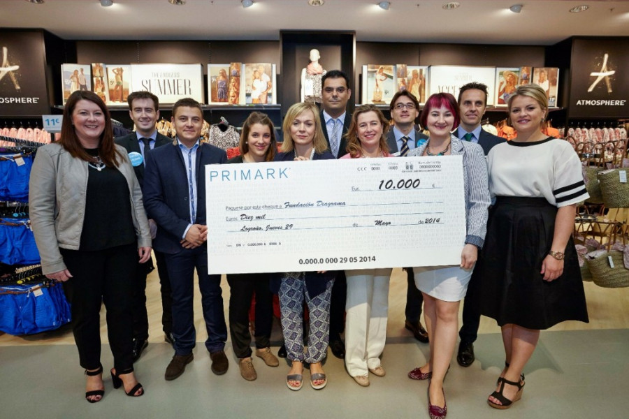 Primark entrega un donativo a Fundación Diagrama con motivo de la apertura de una tienda en Logroño