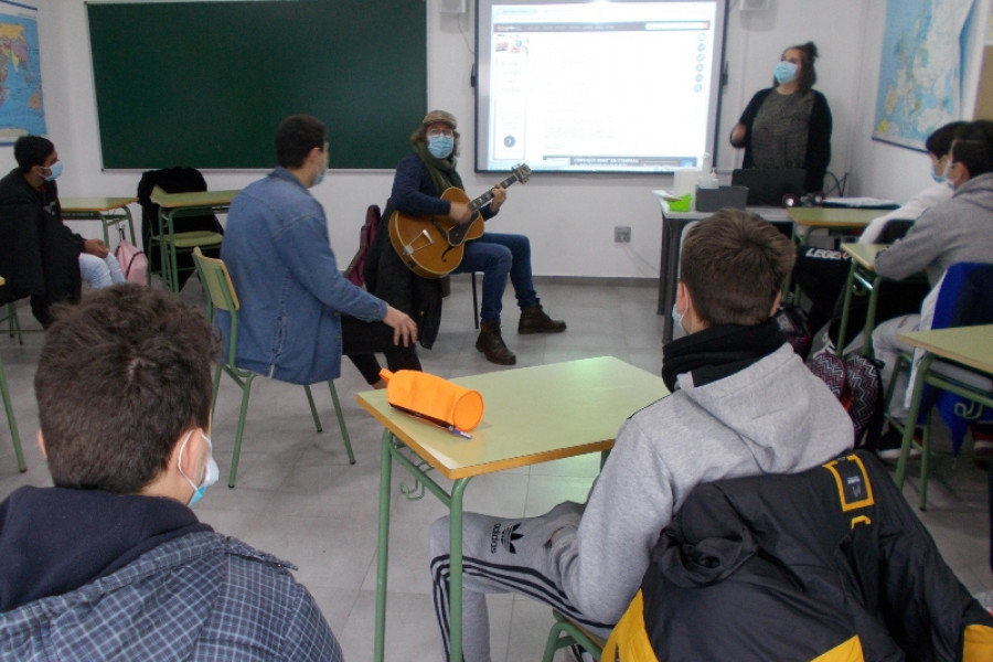 La guitarra se convierte en la protagonista del nuevo taller cultural realizado por los menores atendidos en el centro ‘Montefiz’ de Ourense 