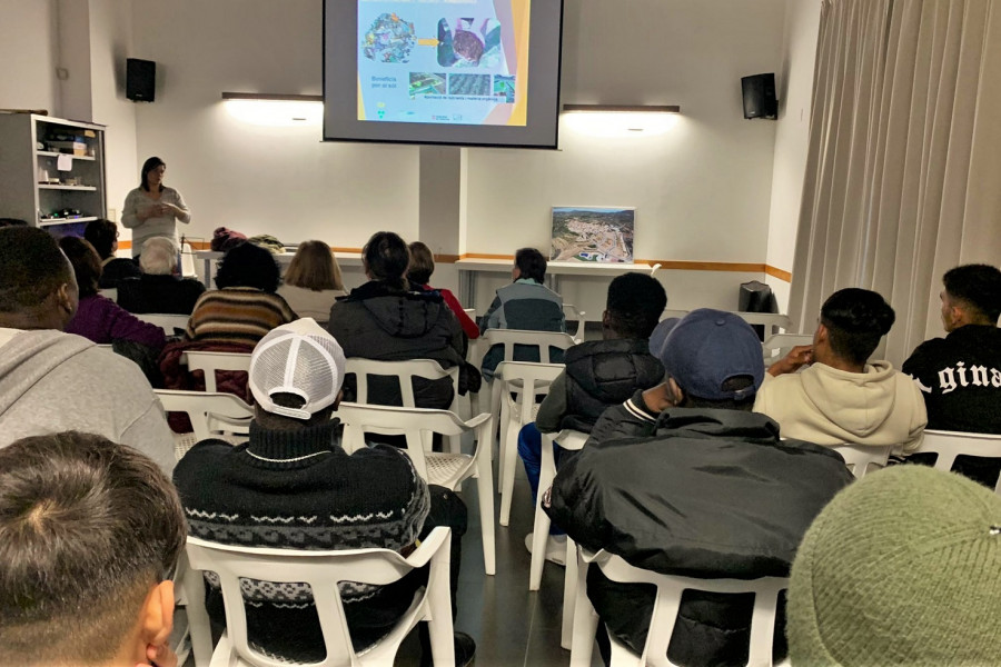 Una técnica del COPATE imparte la charla al grupo de jóvenes