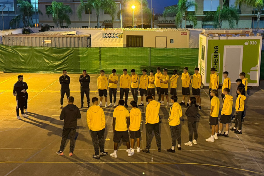 Un grupo de cadetes y jóvenes de Plana Baixa se reúne en un entrenamiento del Villarreal CF