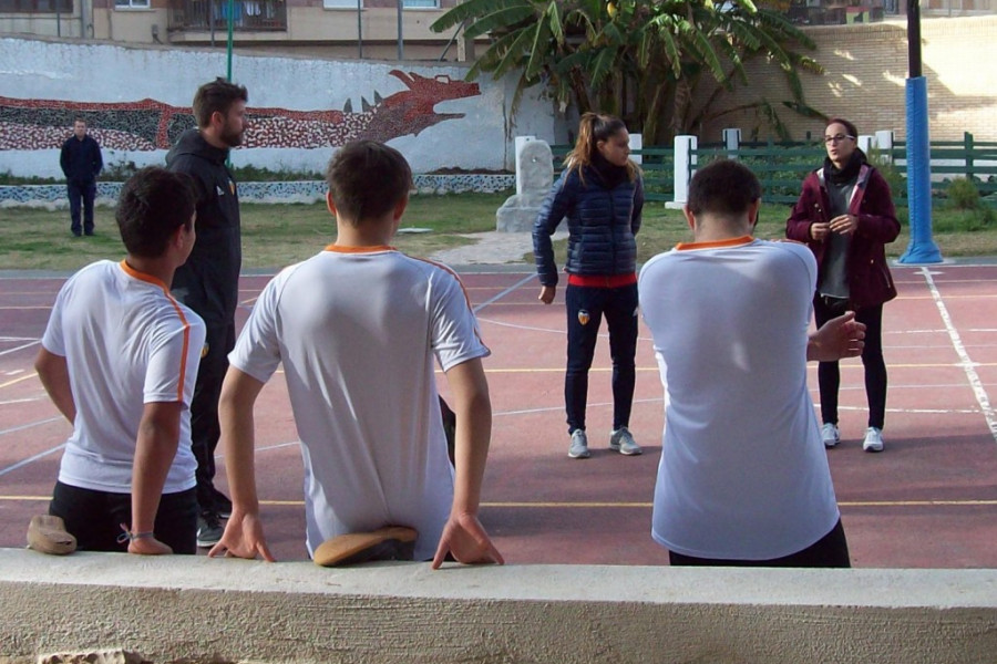 Los menores del centro ‘Pi i Margall’ de Burjassot participan en un entrenamiento con profesionales del equipo femenino del Valencia C.F.. Fundación Diagrama. Comunidad Valenciana 2018.