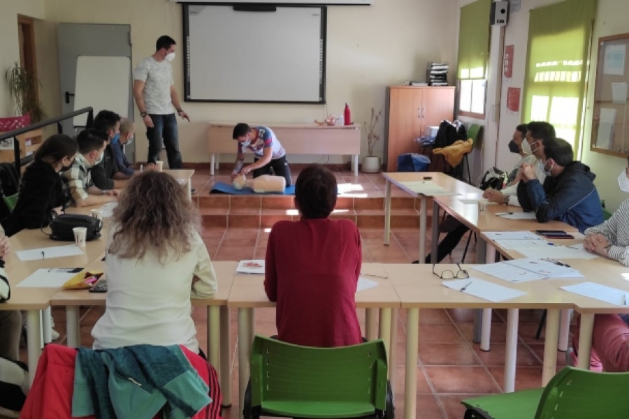 El equipo del centro ‘La Cañada’ de Fernán Caballero (Ciudad Real) realiza un curso formativo de reanimación cardiopulmonar