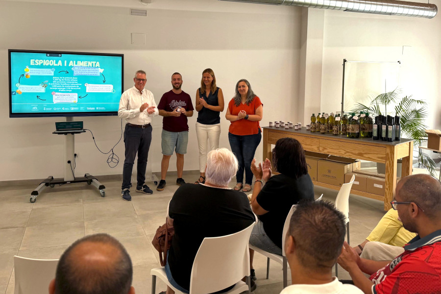 Acto de entrega de productos al Ayuntamiento de Amposta