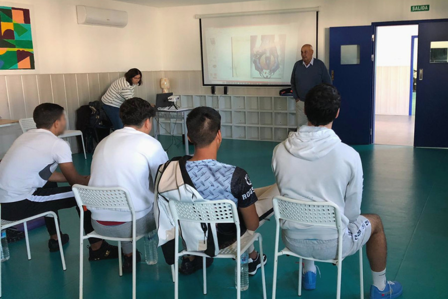 El equipo de FAJER prepara la charla ante varios jóvenes del centro