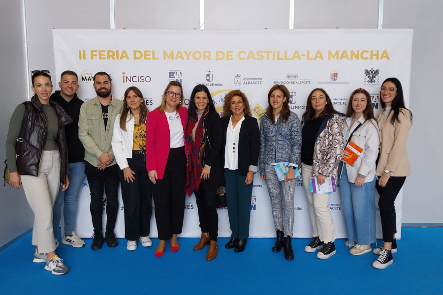 El equipo de la Fundación, junto a la delegada provincial de Bienestar Social, Antonia Coloma, y la jefa de Servicio de Mayores de Albacete, Montserrat Velencoso