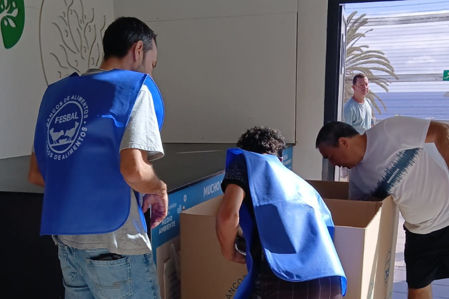 El equipo de voluntarios llena una de las cajas con los alimentos recolectados