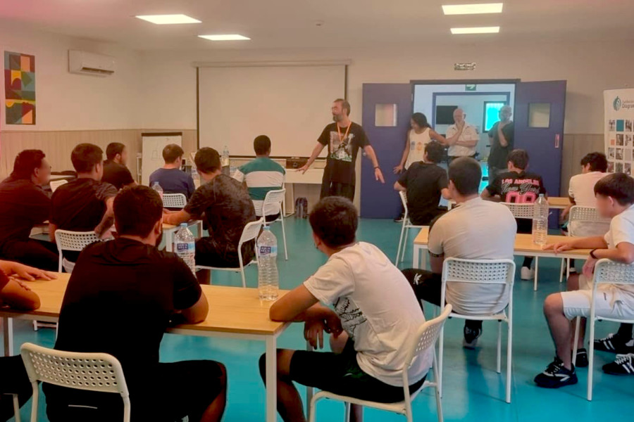 Jóvenes usuarios del centro 'Odiel' en una formación educativa