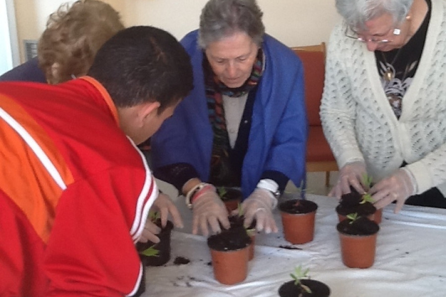 Jornada de convivencia intergeneracional entre los jóvenes del centro ‘La Zarza’ (Abanilla) y los mayores de la residencia ‘Nuevo Azahar’ (Archena)