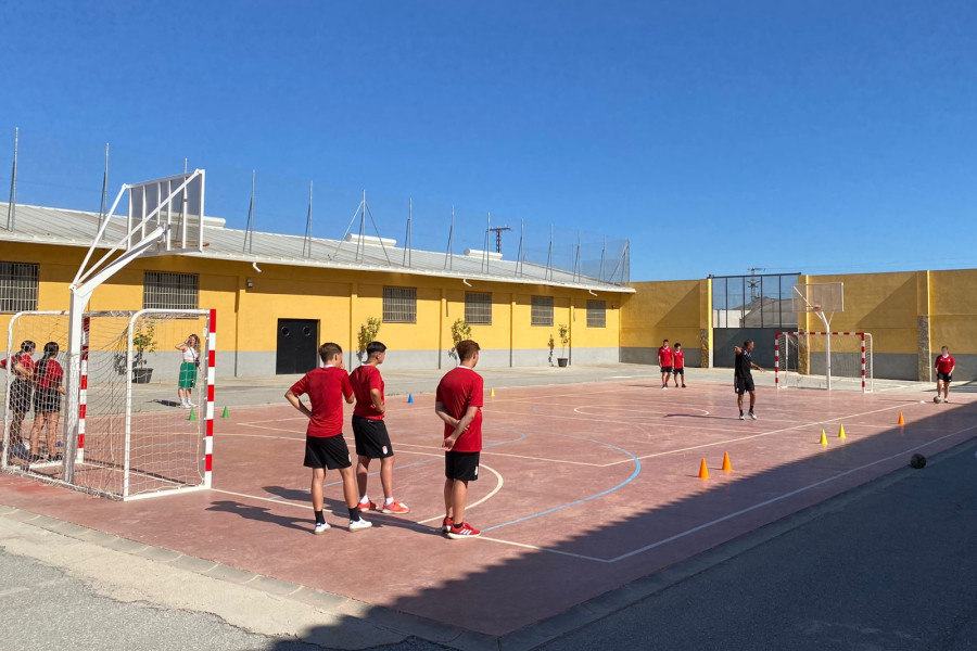 Los centros ‘Genil’ de Granada participan en un campus deportivo organizado junto a la Fundación Granada CF