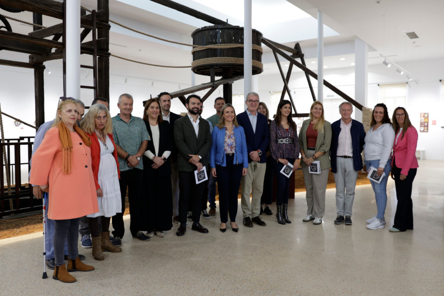 Autoridades y personas usuarias de Cristo de los Mineros, durante la inauguración de la exposición