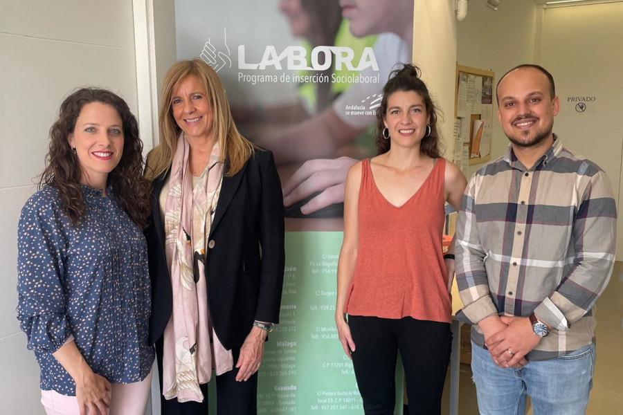 Rosario Alarcón, junto a profesionales del Programa Labora y la Asociación Una a Una