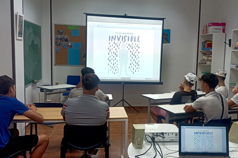 Los jóvenes se preparan para la primera sesión del taller sobre el libro Invisible