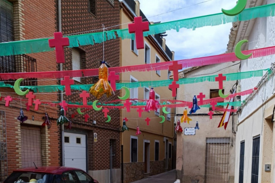 Calle de Caudete decorada con motivos tradicionales de las fiestas de Moros y Cristianos