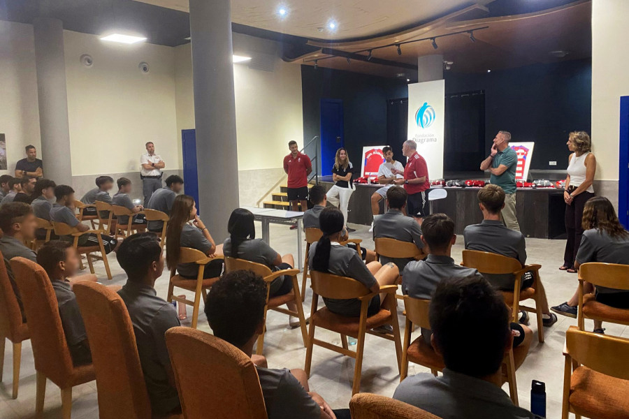 Jóvenes del centro Genil asistena la charla de Manu Trigueros y Lauri Requena