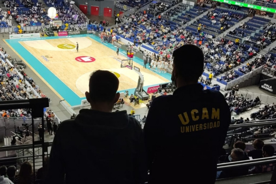 Un grupo de personas menores atendidas en el centro ‘La Zarza’ de Abanilla (Murcia) asisten a un encuentro del Real Madrid Baloncesto. Fundación Diagrama. Murcia 2022